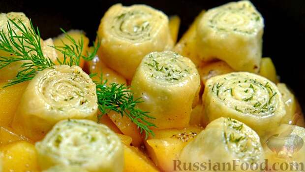 Фото к рецепту: Нудли (штрудли) с тушёной картошкой и мясом