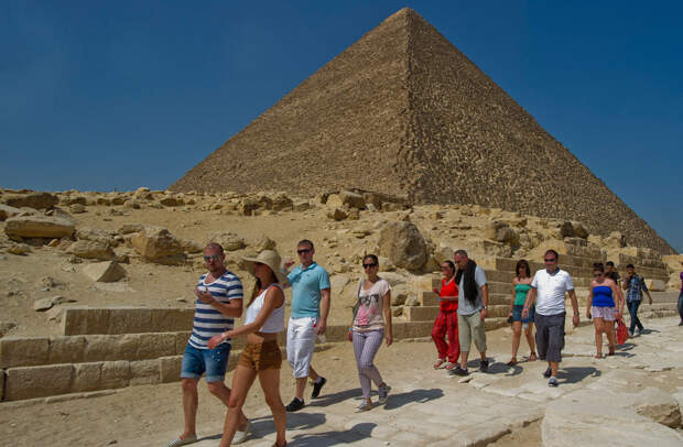 Туристы на экскурсии в Египте