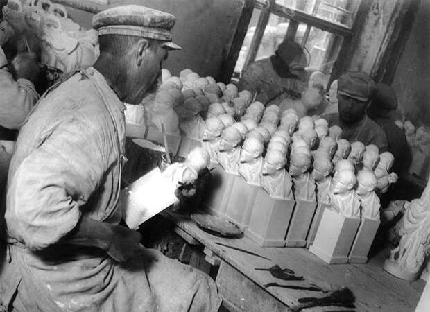 В 1920 году "мешочники наполовину обеспечивали потребление городов в хлебе",— писал Ленин. Потребность страны в его бюстах после 1924 года тоже удовлетворяли теневики