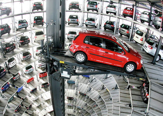 Автомобиль загружается с помошью "автовышки" в VW Автоград в Вольфсбурге, северной Германии