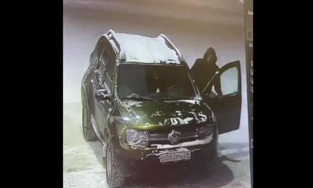 Автомобиль увели с заправки в Архангельске