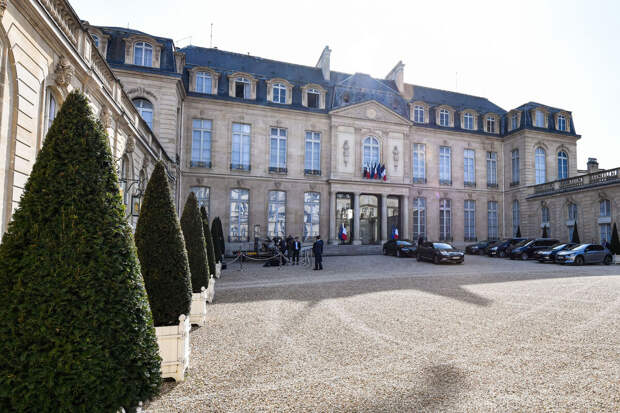 FT: в Елисейском дворце признали необходимость вести прямой диалог с РФ