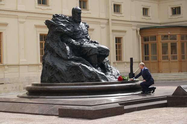 В.В. Путин возлагает цветы к памятнику Александру III в Гатчине. Фото находится в свободном доступе.