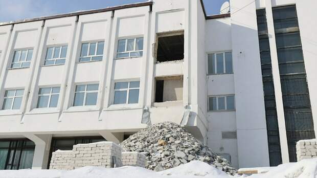 Медленно, но верно. В Барнауле продолжается разбор здания бывшего "Колизея"