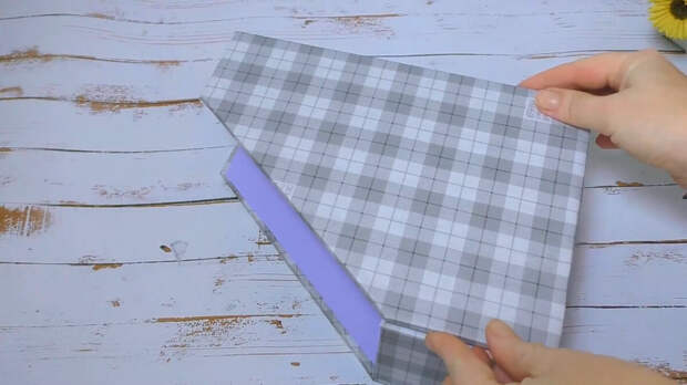 Применила упаковочную бумагу и старый гофрированный картон. чтобы сделать функциональные органайзеры для дома.