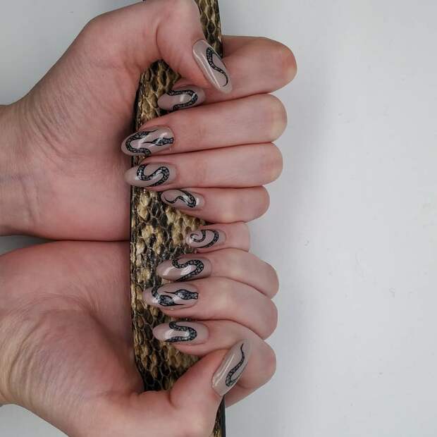 Змеи на ногтях фото_3
