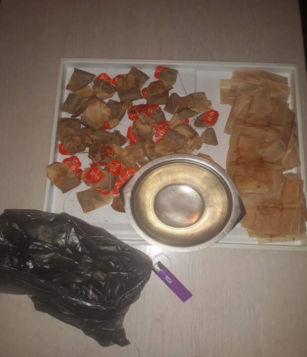 необычный декор стены из чайных пакетиков своими руками