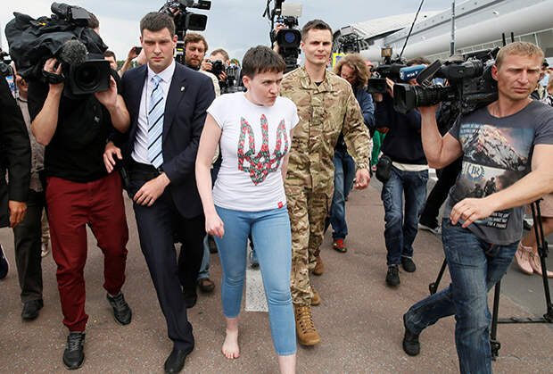 Перед журналистами Савченко решила предстать босой
