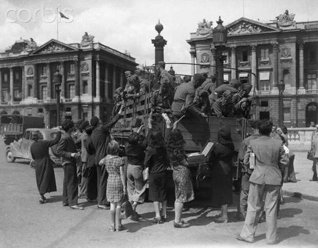 Французы продают сувениры немецким солдатам. Париж, Франция, 31 июля 1940 года. история, факты, фото