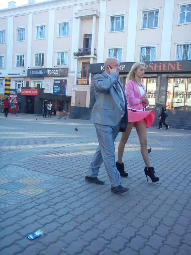 Современное общество - это когда непонятно, с папой или папиком идет эта девушка  звезды, отношения, папик