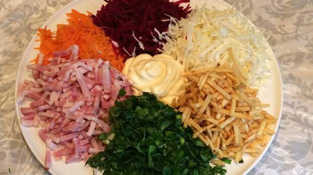 Рецепт салата «Баба Яга», который придется по вкусу всем гостям