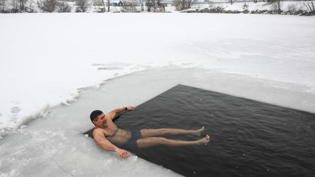 Роспотребнадзор рассказал, кому нужно быть осторожнее при купании в проруби