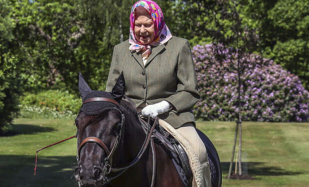 Впервые за время карантина: королева Елизавета II совершила прогулку верхом на пони