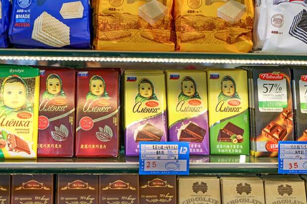 На фото: продажа российского шоколада в магазине на "Улице русского колорита". На улице находятся дома, построенные русскими более 100 лет назад, лавки с российскими товарами, несколько школ балета. Туристические обмены между Приморьем и КНР прекратились в 2020 году из-за ограничений, вызванных распространением коронавируса COVID-19. 8 января 2023 года пассажирское автобусное сообщение было открыто. В настоящее время российские органы власти вместе с Главным управлением КНР по туризму ведут активную работу по возобновлению межправсоглашения о безвизовых групповых поездках граждан.