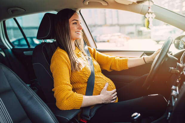 Врач Лычагин: беременным женщинам лучше не садиться за руль на поздних сроках
