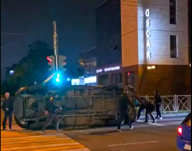 ДТП произошло вечером 14 октября на регулируемом перекрестке улиц Лермонтова и Льва Толстого. «Водитель реанимобиля “Форд Транзит” выехал на перекресток на запрещающий сигнал светофора с включенными проблесковыми маячками и спецсигналом (с его слов), где столкнулся с автомобилем “Киа”», – рассказали в пресс-службе госавтоинспекции.