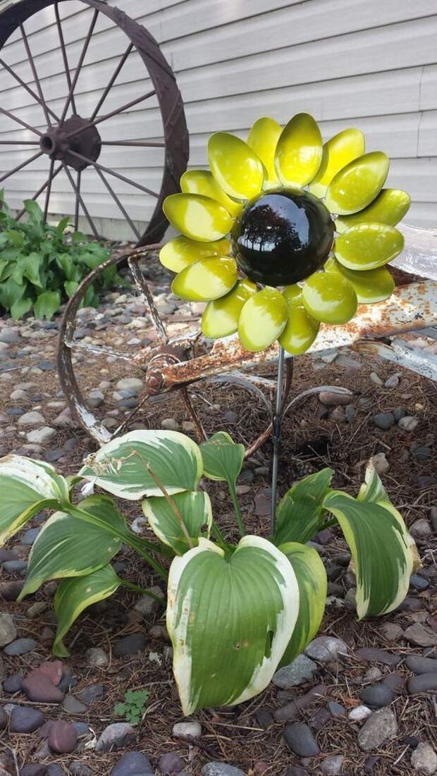 This sunflower spoon flower is welded together with sixteen spoons. Spoon handles are used as the leaves of the flower. Coated with a: 