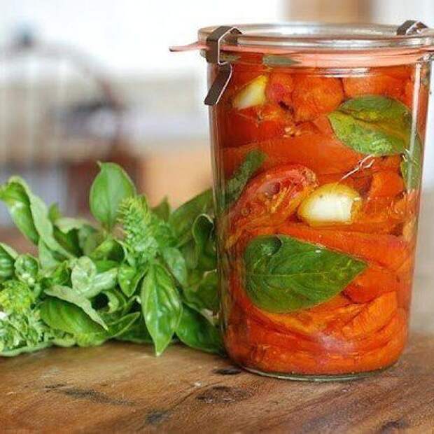 Очищенные помидоры, консервированные дольками, в собственном соку