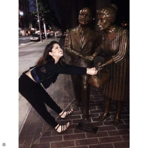 Забавные фотографии с памятниками 2