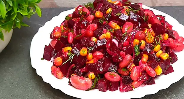 Когда надоедает винегрет, готовлю салат со свёклой и кукурузой (вкусно, просто и готовить быстрее)