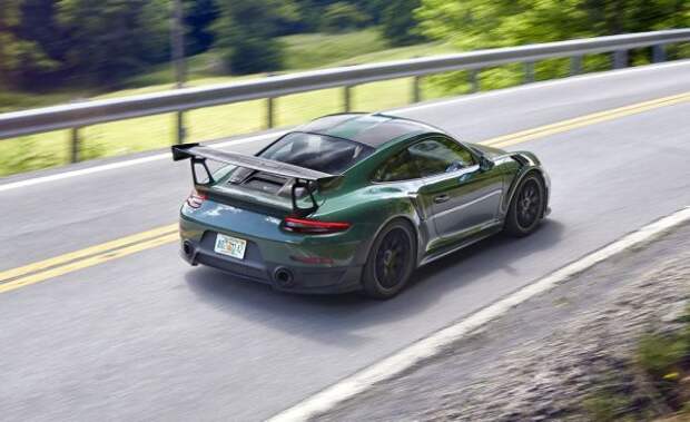 Этот GT2 RS - не просто 911 с большей мощностью и множеством добавленных углеродных волокон. Это настоящий гоночный автомобиль, но на нем можно ездить и по обычным дорогам. Цена: 348 730 долларов Тормоза: вентилируемые карбон-керамические диски размером 16,1 дюйма спереди, 15,4 дюйма сзади Покрышки: Michelin Pilot Sport Cup 2