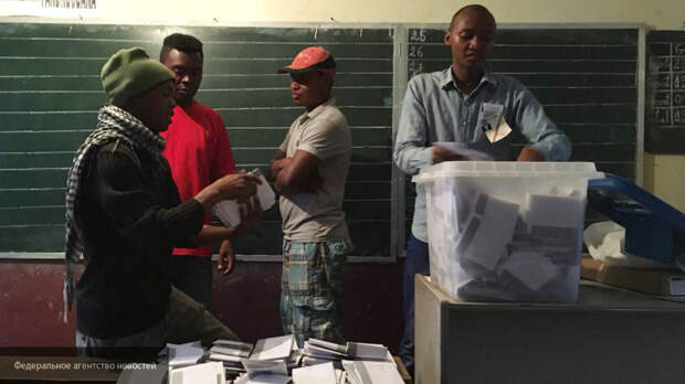 Раджолина продолжает лидировать в мадагаскарских выборах при подсчете голосов 