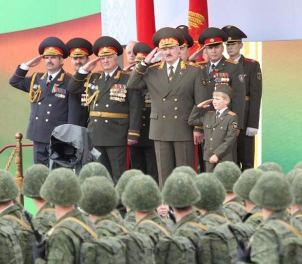«Белорусы — мирные люди»: с кем собрался воевать Лукашенко?