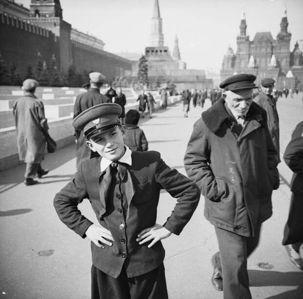 Салют вождю в деревянном Мавзолее Салют вождю в деревянном Мавзолее