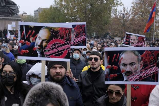 Москва должна не просто осудить премьер-министра Армении Никола Пашиняна, но и поддержать его свержение....