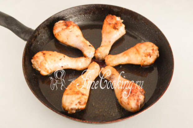 В широкой сковороде разогреваем 3-4 столовые ложки растительного масла и выкладываем куриные голени