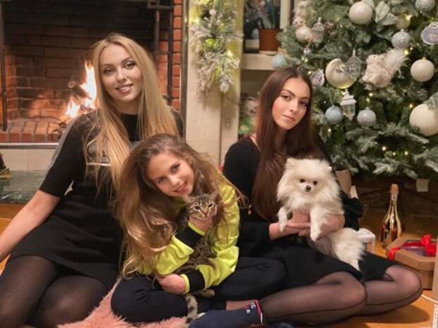 Оля Полякова с дочками Алисой и Машей