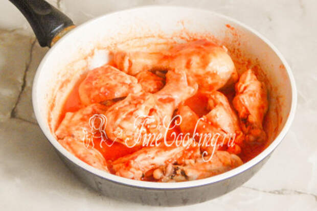 На сильном огне при постоянном помешивании доводим курицу в томатном соусе до полной готовности