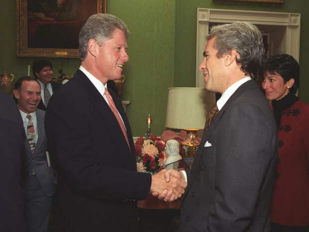 Клинтон в женском платье и 17 визитов в Белый дом: СМИ рассказали про дружбу педофила Эпштейна и экс-президента США