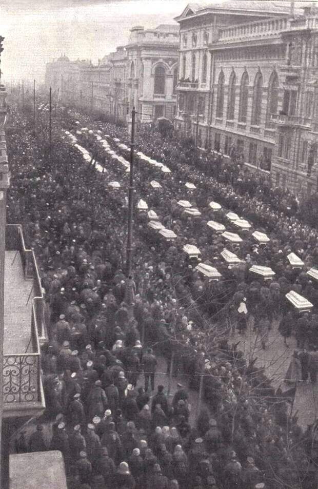 Одесса. Похороны жертв одесской ЧК после освобождения города Добровольческой армией, 1919 год Одесса. Похороны жертв одесской ЧК после освобождения города Добровольческой армией, 1919 год
