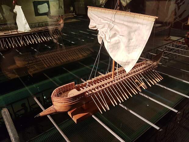 Небольшая модель пентеконтеры в греческом музее. Такие корабли имели в длину около 30 метров, и несли 50 гребцов и еще 30 человек десанта / ©Wikimedia Commons