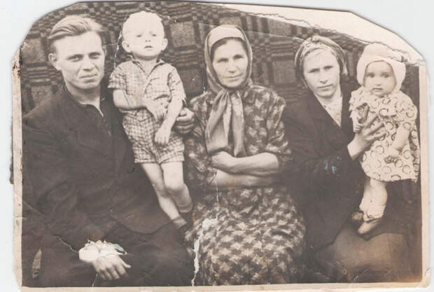 Фото из семейного архива. Василий и Екатерина Щелкуновы и мать Катерины - Бызина Мария Федоровна