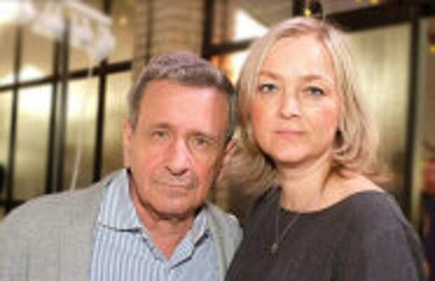 Шоу-бизнес: «Я - не подарок для молодой»: Борис Смолкин увел коллегу на 23 года младше у высокого красавца – как сегодня выглядит его избранница и сын