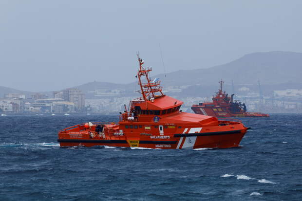 Летавший с группой на парапланах турист рухнул в море и пропал без вести