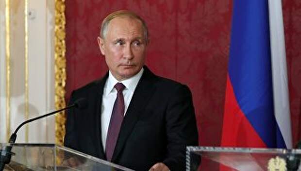 Президент РФ Владимир Путин на пресс-конференции по итогам встречи с федеральным президентом Австрии Александром Ван дер Белленом во дворце Хофбург в Вене. 5 июня 2018
