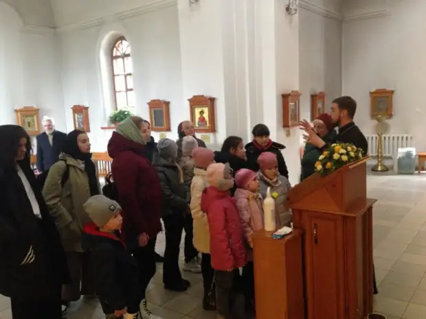 Иерей Артемий Васин рассказал об истории происхождения храма, его внутреннем устройстве и убранстве, об особо почитаемых икон...