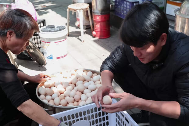 Модный напиток из кофе, яиц и мочи ребенка привел к скандалу