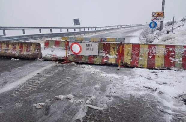 Снегопад продолжается в горах Румынии