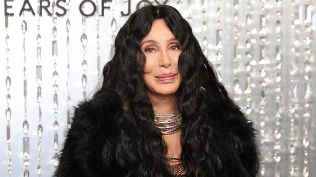 79-летняя Шер «загоняет себя в могилу», круглосуточно работая над мемуарами