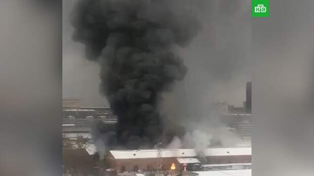 Семь человек спасено из горящего в центре Москвы складского помещения