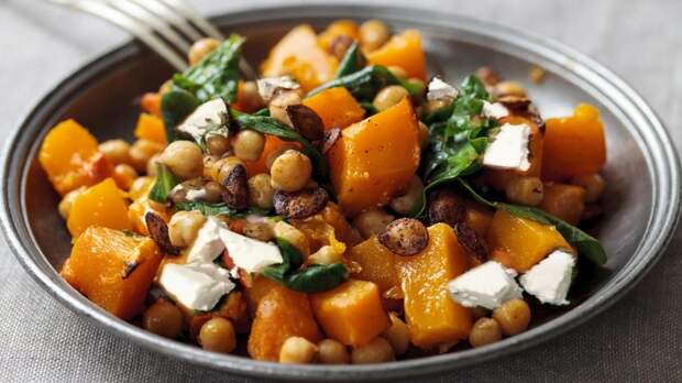Рецепт осеннего салата из тыквы и нута с фетой