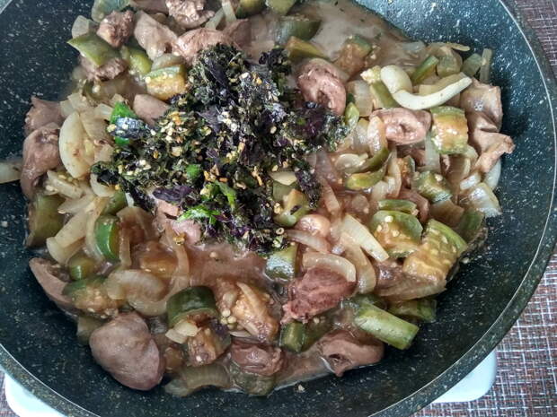 Баклажаны, жареные с куриными сердечками – на мой вкус получается даже лучше, чем с мясом (обалденно вкусно)