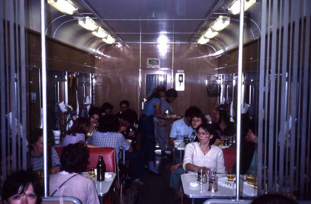 1982 год. В вагоне-ресторане поезда Москва-Иркутск.