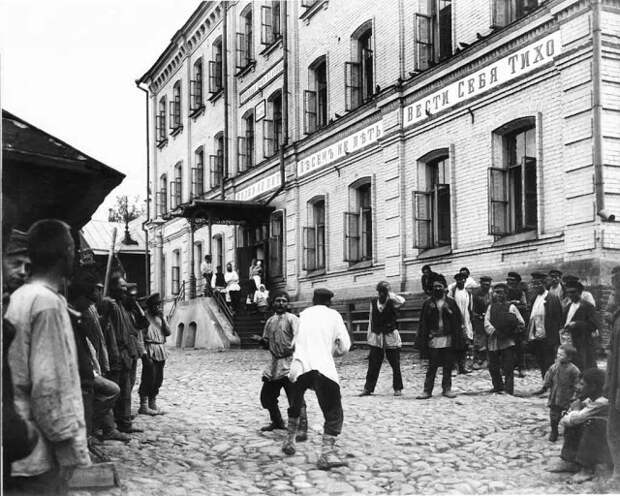 Кулачный бой перед ночлежным домом Н. А. Бугрова. Конец ХIX - начало ХХ века.   