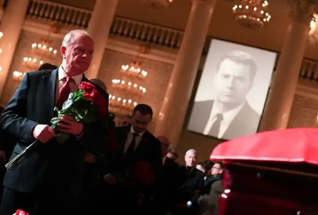 Врио главы ЛДПР Леонид Слуцкий объявил  о продлении церемонии прощания с Владимиром Жириновским в Доме Союзов