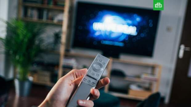 Врач предупредила о риске ожирения из-за сна с включенным телевизором